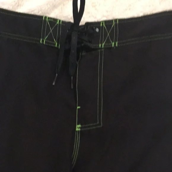 🍎 Hang Ten Black and Green Board Shorts - 34” - Picture 2 of 6